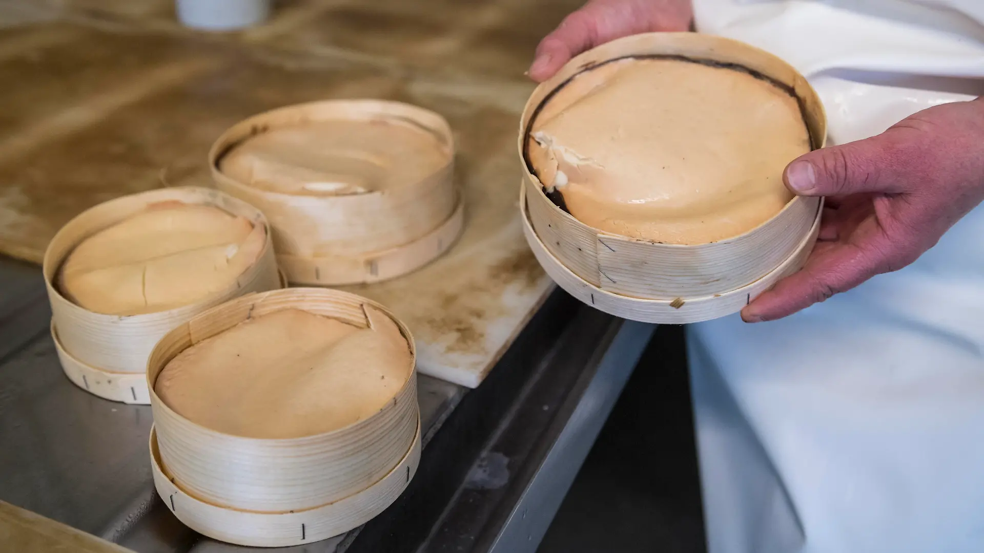 Daniele Magnenat, premiere femme detentrice de la maitrise federale de fromager, presente des vacherins Mont-d'Or, dans la fromagerie du Sechey, lors de la fabrication du vacherin Mont-d'Or, ce jeudi 13 decembre 2018 au Sechey. (KEYSTONE/Adrien Perritaz)