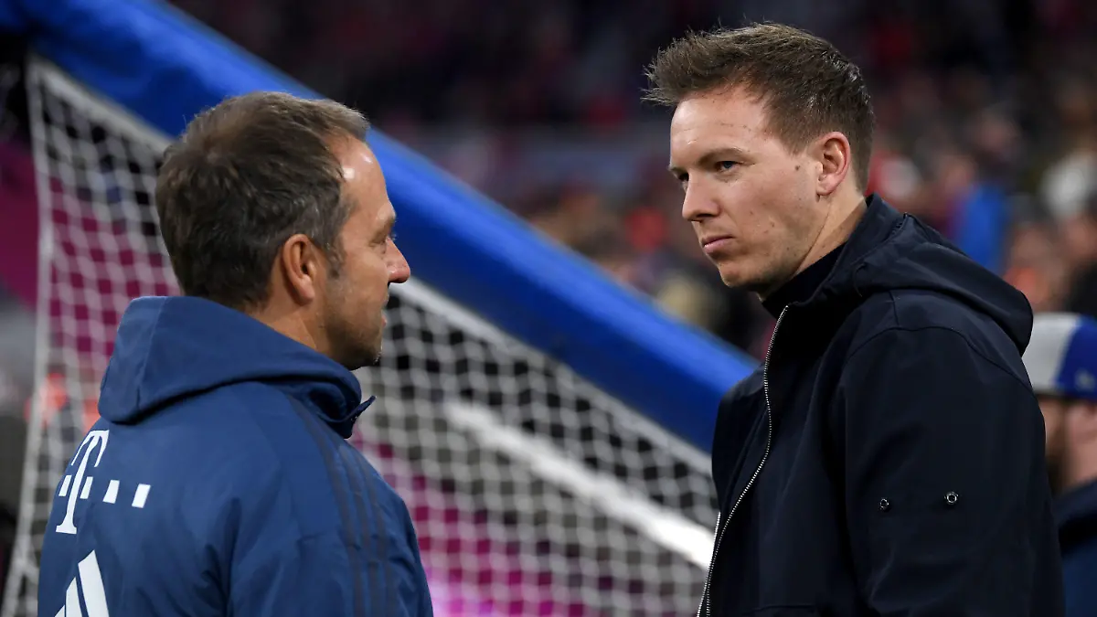 ARCHIV - 09.02.2020, Bayern, München: Fußball: Bundesliga, Bayern München - RB Leipzig, 21. Spieltag in der Allianz Arena. Trainer Hansi Flick (l) von München und Trainer Julian Nagelsmann von Leipzig vor dem Spiel. (zu dpa: Flick lobt Nagelsmann nach 100 Tagen FC Bayern: «Ein toller Trainer») Foto: Matthias Balk/dpa +++ dpa-Bildfunk +++