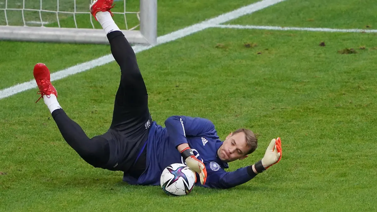 Fußball: Abschlusstraining Nationalmannschaft vor dem WM-Qualifikationsspiel gegen Rumänien im Volksparkstadion. Manuel Neuer hält einen Ball.