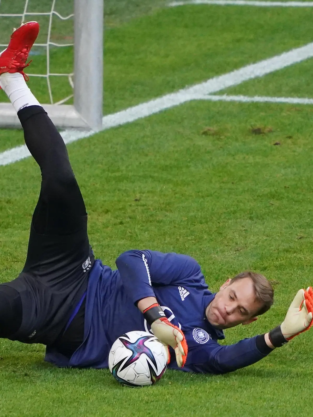 Fußball: Abschlusstraining Nationalmannschaft vor dem WM-Qualifikationsspiel gegen Rumänien im Volksparkstadion. Manuel Neuer hält einen Ball.