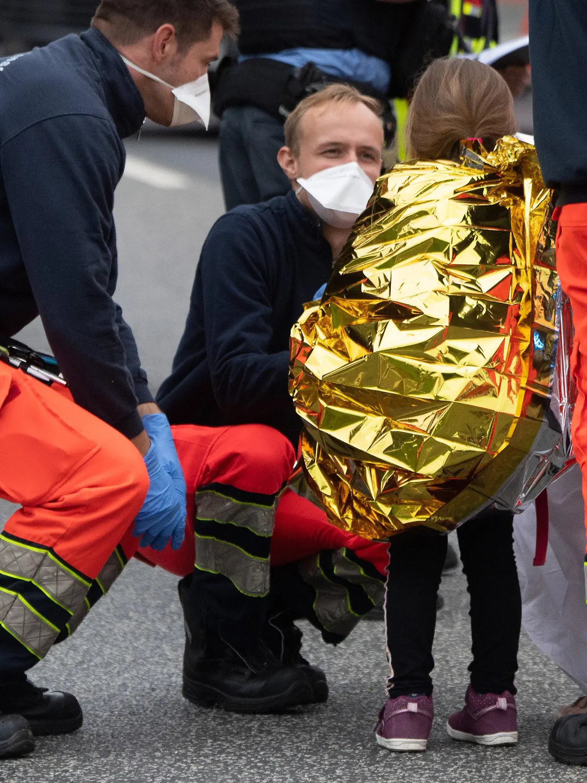 08.10.2021, Hessen, Frankfurt/Main: Kinder werden nach einem schweren Unfall bei Frankfurt am Main von Notfallsanitätern betreut. Ein mit Kindern besetzter Bus war mit mehreren anderen Fahrzeugen kollidiert. Foto: Boris Roessler/dpa +++ dpa-Bildfunk +++