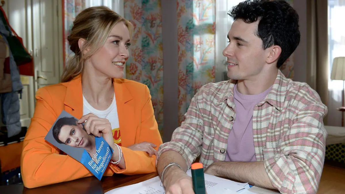 Luis (Marc Weinmann) macht Jessica (Nina Ensmann) Mut für ihre neuen Berufspläne.
Die Verwendung des sendungsbezogenen Materials ist nur mit dem Hinweis und Verlinkung auf RTL+ gestattet.