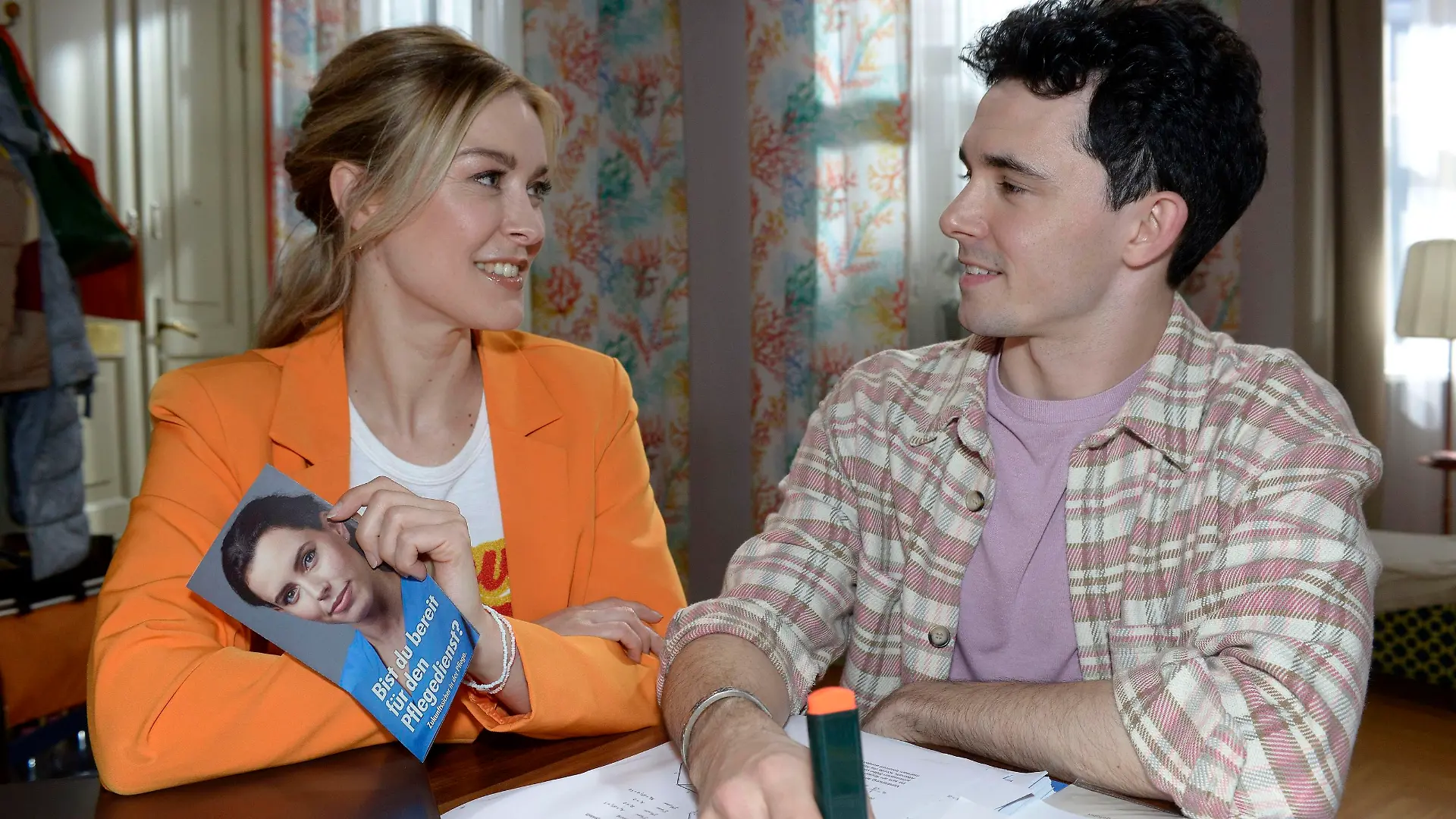 Luis (Marc Weinmann) macht Jessica (Nina Ensmann) Mut für ihre neuen Berufspläne.

Die Verwendung des sendungsbezogenen Materials ist nur mit dem Hinweis und Verlinkung auf RTL+ gestattet.