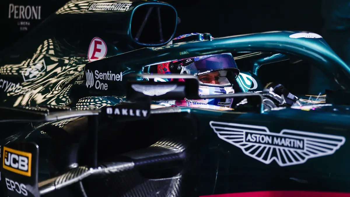 Formula 1 2021: Turkish GP ISTANBUL PARK, TURKEY - OCTOBER 08: Sebastian Vettel, Aston Martin AMR21, in the garage during the Turkish GP at Istanbul Park on Friday October 08, 2021, Turkey. Photo by Glenn Dunbar / LAT Images Images PUBLICATIONxINxGERxSUIxAUTxHUNxONLY GP2116_080719_J5A0105
