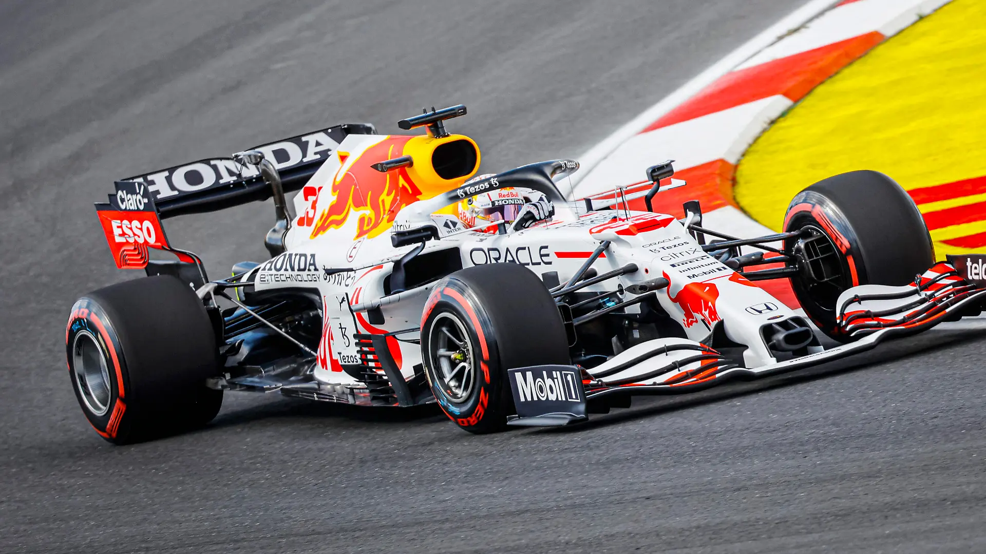 33 VERSTAPPEN Max nld, Red Bull Racing Honda RB16B, action during the Formula 1 Rolex Turkish Grand Prix 2021, 16th round of the 2021 FIA Formula One World Championship, WM, Weltmeisterschaft from October 8 to 10, 2021 on the Istanbul Park, in Tuzla, Turkey - F1 - TURKISH GRAND PRIX 2021 DPPI/Panoramic PUBLICATIONxNOTxINxFRAxITAxBEL 00121033__F2_9561
