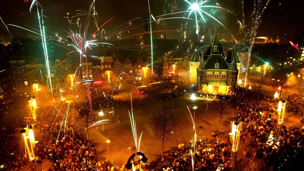 Tausende Menschen feiern am 31.12.2002 auf dem Nieuwmarkt in Amsterdam mit einem Feuerwerk den Beginn des neuen Jahres.