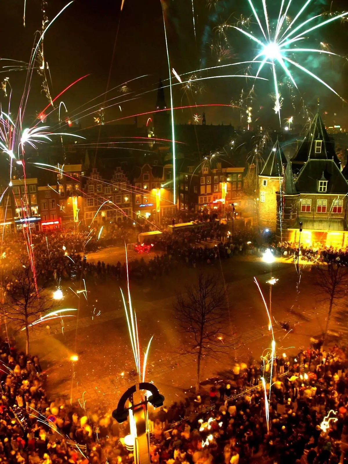 Tausende Menschen feiern am 31.12.2002 auf dem Nieuwmarkt in Amsterdam mit einem Feuerwerk den Beginn des neuen Jahres.