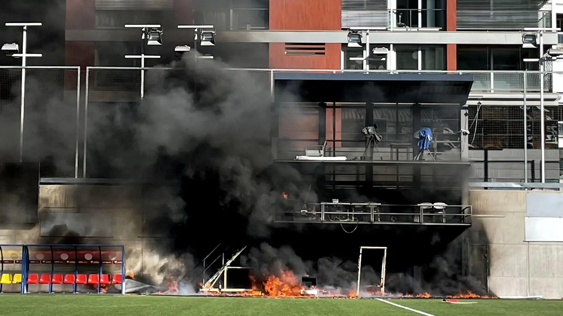 England Training - Estadi Nacional - Friday October 8th A fire breaks out at Estadi Nacional, Andorra. Preparations for Englands World Cup qualifier in Andorra were hit by a fire at the Estadi Nacional. The television gantry at the side of the 3,300-seater stadium was engulfed in flames on Friday afternoon, three hours after England had trained there. Picture date: Friday October 8, 2021. Use subject to FA restrictions. Editorial use only. Commercial use only with prior written consent of the FA. No editing except cropping. PUBLICATIONxINxGERxSUIxAUTxONLY Copyright: xSimonxPeachx 62944211
