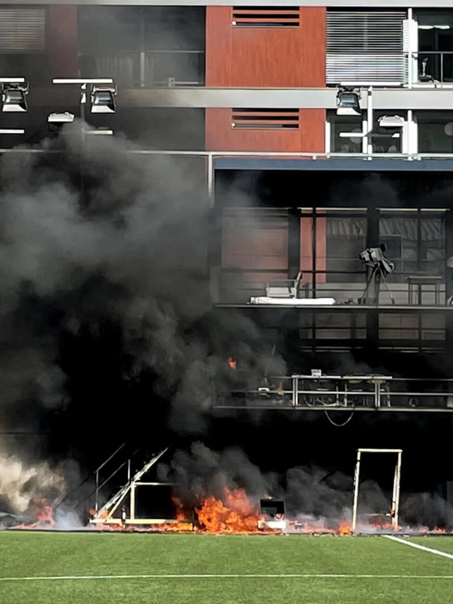  England Training - Estadi Nacional - Friday October 8th A fire breaks out at Estadi Nacional, Andorra. Preparations for Englands World Cup qualifier in Andorra were hit by a fire at the Estadi Nacional. The television gantry at the side of the 3,300-seater stadium was engulfed in flames on Friday afternoon, three hours after England had trained there. Picture date: Friday October 8, 2021. Use subject to FA restrictions. Editorial use only. Commercial use only with prior written consent of the FA. No editing except cropping. PUBLICATIONxINxGERxSUIxAUTxONLY Copyright: xSimonxPeachx 62944211