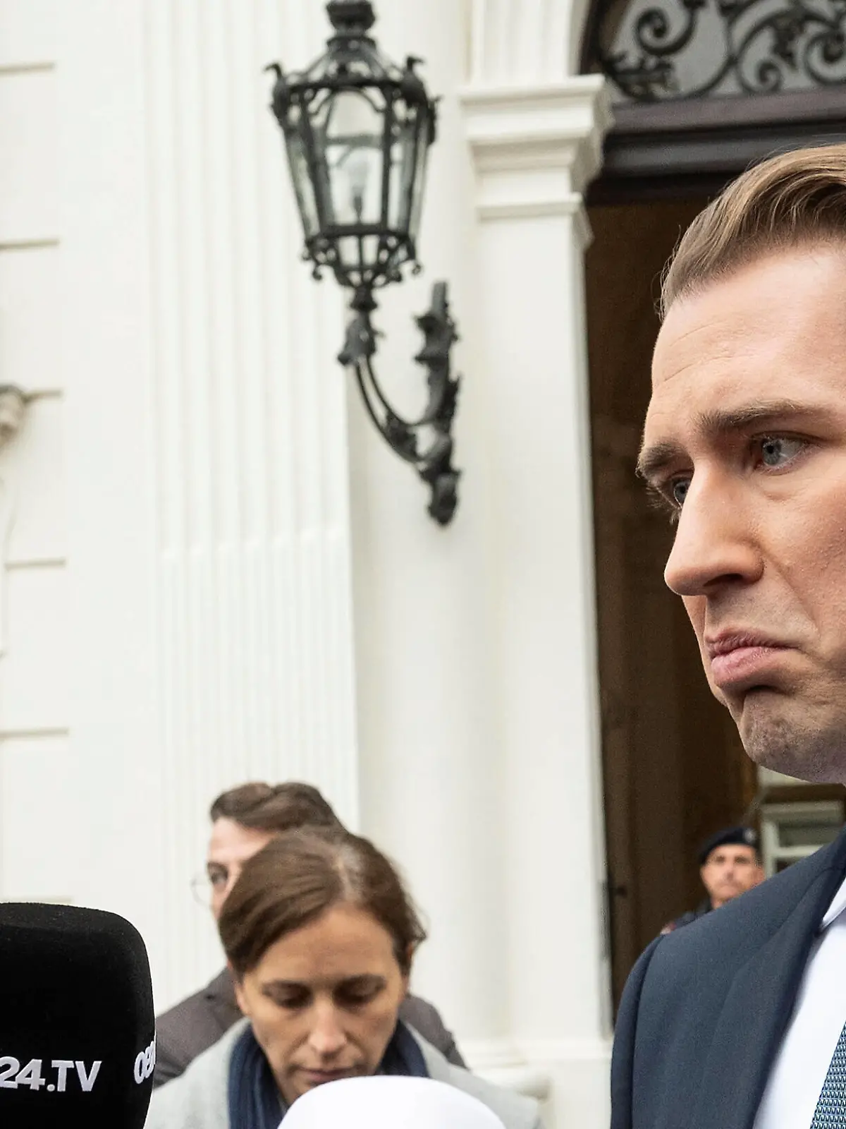  20211007 Due to the allegations of corruption against the Chancellor the club leaders meet with the Federal President VIENNA, AUSTRIA - OCTOBER 7: Federal Chancellor Sebastian Kurz OEVP give a statement before entering Hofburg. Due to the allegations of corruption against the Chancellor the club leaders meet with the Federal Presidents at Hofburg on October 7, 2021 in Vienna, Austria. Wien, OESTERREICH - 7. OKTOBER: Bundeskanzler Sebastian Kurz OEVP bei einem Prestaement vorseinem Gang zum Bundespraesidenten. Aufgrund der Korruptionsvorwuerfe gegen den Bundeskanzler treffen sich die Klubobleute getrennt mit dem Bundespraesidenten in der Hofburg am 7. September 2021 in Wien, Oesterreich. 211007_SEPA_32_046 Copyright: xMartinxJuenx SEPAxMedia