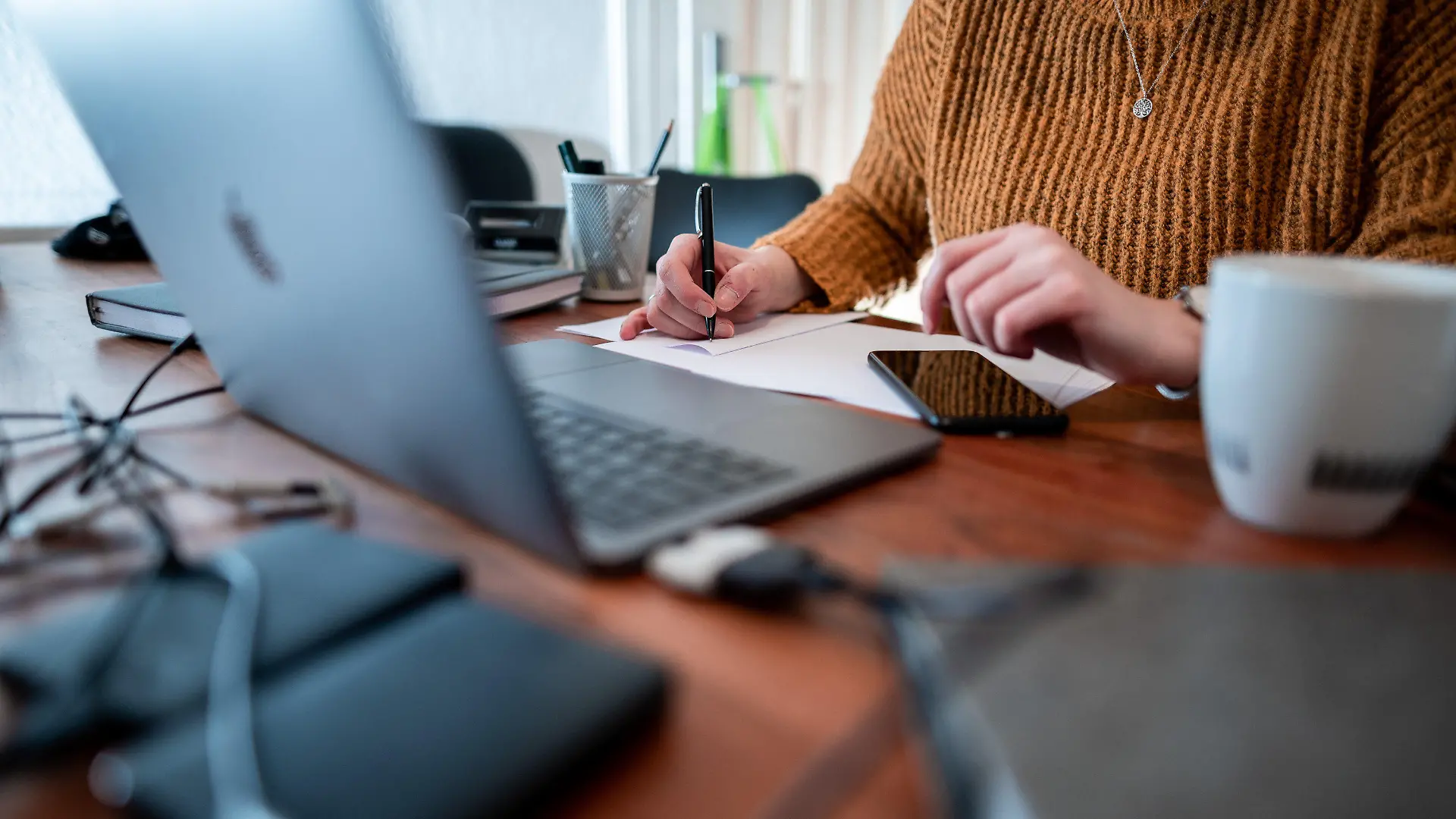 ARCHIV - 19.01.2021, Nordrhein-Westfalen, Oberhausen: Eine Frau sitzt mit einem Laptop an einem Tisch im Homeoffice. (zu dpa «Arbeitswelt: Zwischen Homeoffice-Blues und neuen Freiheiten») Foto: Fabian Strauch/dpa +++ dpa-Bildfunk +++