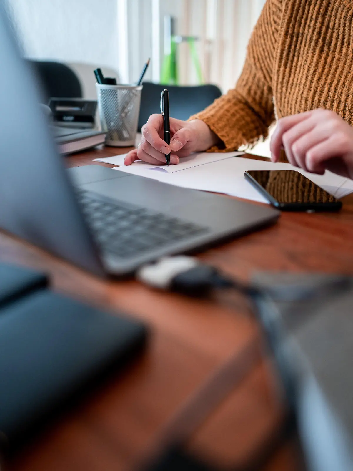 ARCHIV - 19.01.2021, Nordrhein-Westfalen, Oberhausen: Eine Frau sitzt mit einem Laptop an einem Tisch im Homeoffice.        (zu dpa «Arbeitswelt: Zwischen Homeoffice-Blues und neuen Freiheiten») Foto: Fabian Strauch/dpa +++ dpa-Bildfunk +++