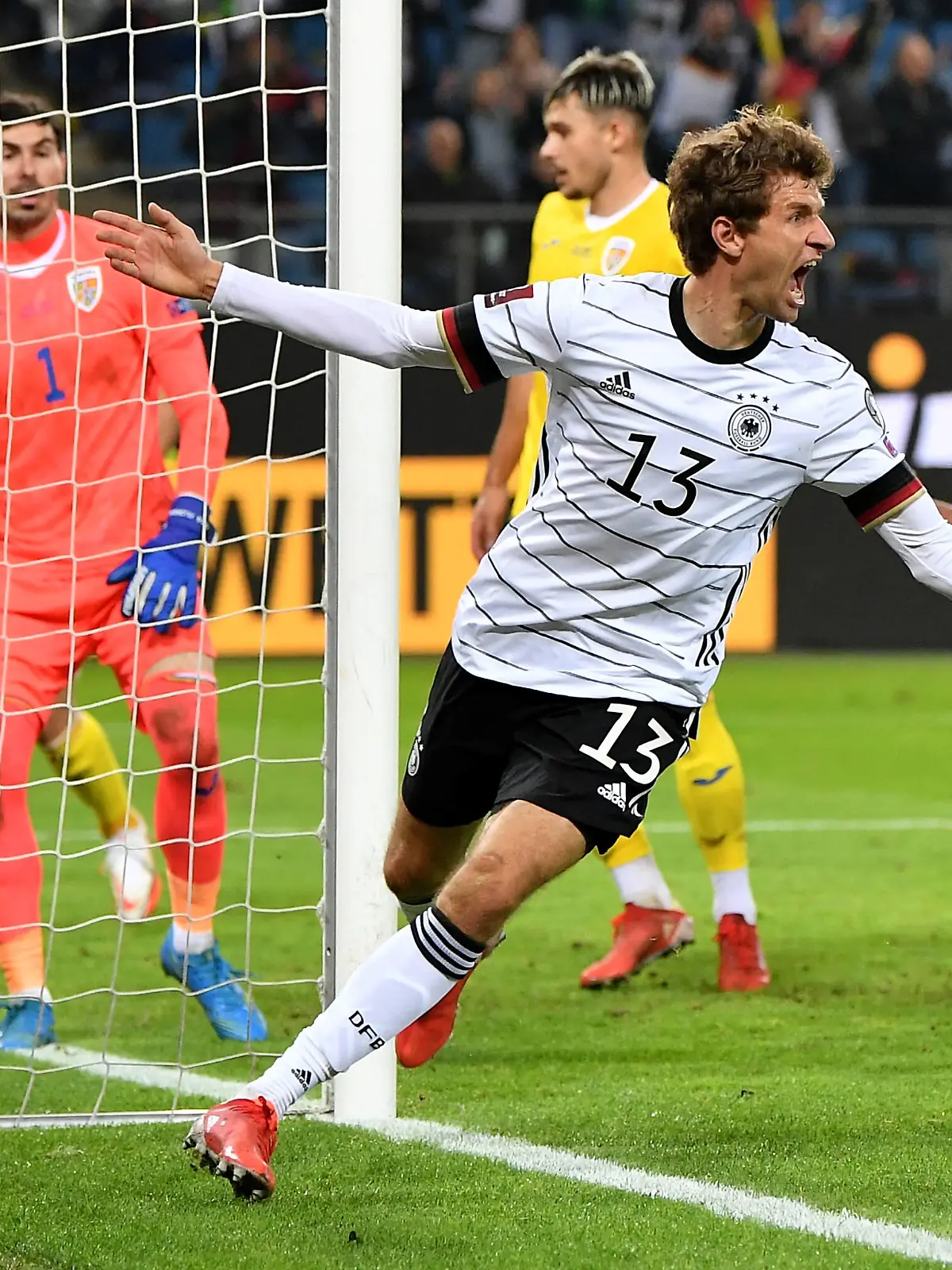 Hamburg, Volksparkstadion, 08.10.21, GER, Herren, European Qualifiers, Saison 2021-2022, Deutschland - Rumaenien Bild: Thomas Mueller Deutschland jubelt nach seinem Tor zum 2:1 Nur fuer journalistische Zwecke Only for editorial use Hamburg Deutschland *** Hamburg, Volksparkstadion, 08 10 21, GER, men, European Qualifiers, 2021 2022 season, Germany Romania Picture Thomas Mueller Germany cheers after his goal to make it 2 1 Only for journalistic use Only for editorial use Hamburg Germany. 