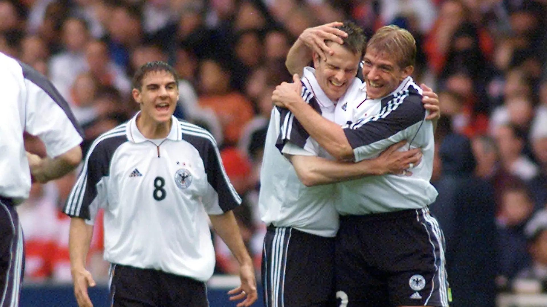 Bildnummer: 09768434 Datum: 07.10.2000 Copyright: imago/Pressefoto Baumann
Länderspiel WM Qualifikation in London Wembley Stadion England - Deutschland 0 - 1 von links : Sebastian Deisler / Dietmar Hamann / Marko Rehmer ( Deutschland ) JUbel nach 0 : 1 ; Fußball Nationalmannschaft 2000 quadrat London Fussball Qualifikationsspiel England Deutschland Wembley Wembleystadion Fußball
Image number 09768434 date 07 10 2000 Copyright imago Baumann international match World Cup Qualification in London Wembley Stadium England Germany 0 1 from left Sebastian Deisler Dietmar Hamann Marko Rehmer Germany cheering After 0 1 Football national team 2000 Square London Football Qualification match England Germany Wembley Wembley Stadium Football