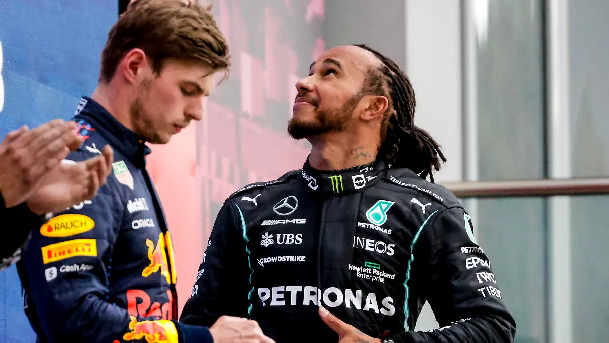  Formula 1 2021: Russian GP SOCHI AUTODROM, RUSSIAN FEDERATION - SEPTEMBER 26: Max Verstappen, Red Bull Racing, 2nd position, Sir Lewis Hamilton, Mercedes, 1st position, and Carlos Sainz, Ferrari, 3rd position, on the podium during the Russian GP at Sochi Autodrom on Sunday September 26, 2021 in Sochi, Russian Federation. Photo by Glenn Dunbar / LAT Images Images PUBLICATIONxINxGERxSUIxAUTxHUNxONLY GP2115_125348_J5A5432