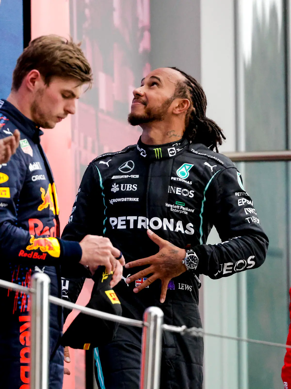  Formula 1 2021: Russian GP SOCHI AUTODROM, RUSSIAN FEDERATION - SEPTEMBER 26: Max Verstappen, Red Bull Racing, 2nd position, Sir Lewis Hamilton, Mercedes, 1st position, and Carlos Sainz, Ferrari, 3rd position, on the podium during the Russian GP at Sochi Autodrom on Sunday September 26, 2021 in Sochi, Russian Federation. Photo by Glenn Dunbar / LAT Images Images PUBLICATIONxINxGERxSUIxAUTxHUNxONLY GP2115_125348_J5A5432