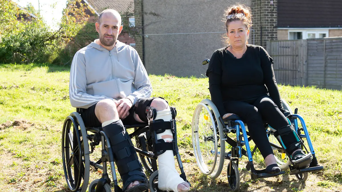 SONDERKONDITIONEN: Satzpreis!
ONLINE EMBARGO 04/10/21 14:00HRS
Friends Barry Douglas and Claire Vickers who both got drunk and went down a waterside at Aldershot Lido that was closed at the time and ended up breaking their legs. Two friends broke a leg each and badly damaged their feet after they broke into a swimming pool during a drunken night out and went down a water slide. See SWNS story SWSYwaterslide. Grandma-of-two Claire Vickers, 46, and friend Barry Douglas, 44, remained stuck in the flume for two hours with broken shins and shattered feet before they were rescued. The two broke into Aldershot Lido in Hampshire in the early hours of August 4 after a night of drinking, and decided to try and go down the slide. After splashing water down from the top to generate extra speed, Claire and Barry stepped into the tube together, thinking that it was clear all the way down. But just before they came out the bottom, their legs collided with a barrier that had been placed at the exit. They were rescued after police called in to investigate reports of "kids" messing around in the pool.