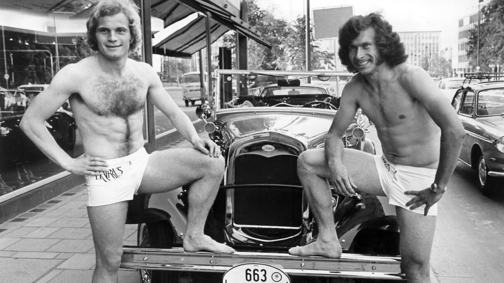 Nicht mehr nackt zu feiern brauchen die beiden Fußballer des FC Bayern München, Uli Hoeneß und Paul Breitner. Aufnahme vom 5.6.1973. Nach der Vorführung von Bademoden eines Münchner Herrenausstatters bekamen sie die elegantesten Modelle geschenkt. Pressefotos von der Badeparty nach einer Meisterschaftsfeier des FC Bayern München hatten vor einem Monat viel Staub aufgewirbelt.