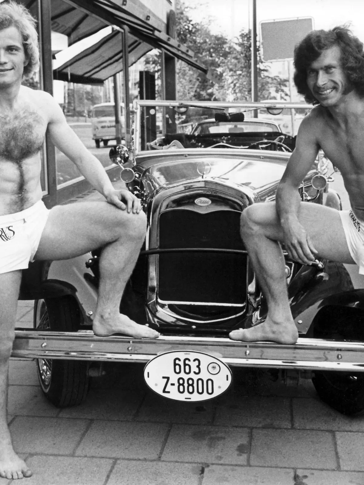 Nicht mehr nackt zu feiern brauchen die beiden Fußballer des  FC Bayern München, Uli Hoeneß und Paul Breitner. Aufnahme vom 5.6.1973. Nach der Vorführung von Bademoden eines Münchner Herrenausstatters bekamen sie die elegantesten Modelle geschenkt. Pressefotos von der Badeparty nach einer Meisterschaftsfeier des FC Bayern München hatten vor einem Monat viel Staub aufgewirbelt.