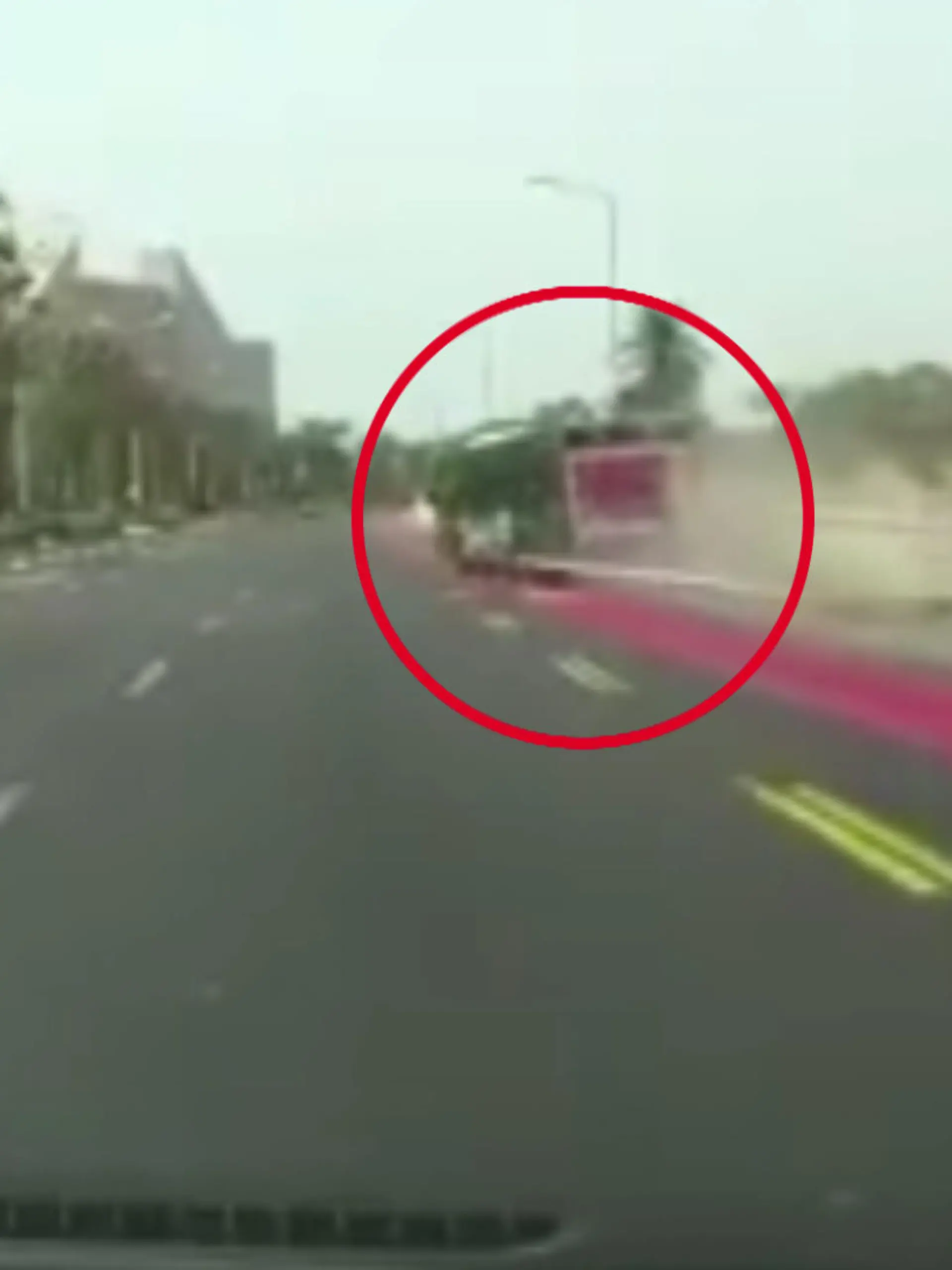 Dieser Bus ist außer Kontrolle!
Als ein Autofahrer rechts abbiegen will, übersieht er offensichtlich den Bus. Und dann passiert alles ganz schnell:  Der Bus rast ungebremst durch den Haltestellen-Bereich. 
Und damit nicht genug: Bei der Horrorfahrt nimmt der Bus einen Lichtpfosten mit und schleudert seinen Fahrer sogar aus seinem Sitz auf die Straße, bis er einige Meter später dann endlich zum Stehen kommt. 
Zwölf Menschen werden durch den Aufprall verletzt, zum Glück aber nicht schwer.