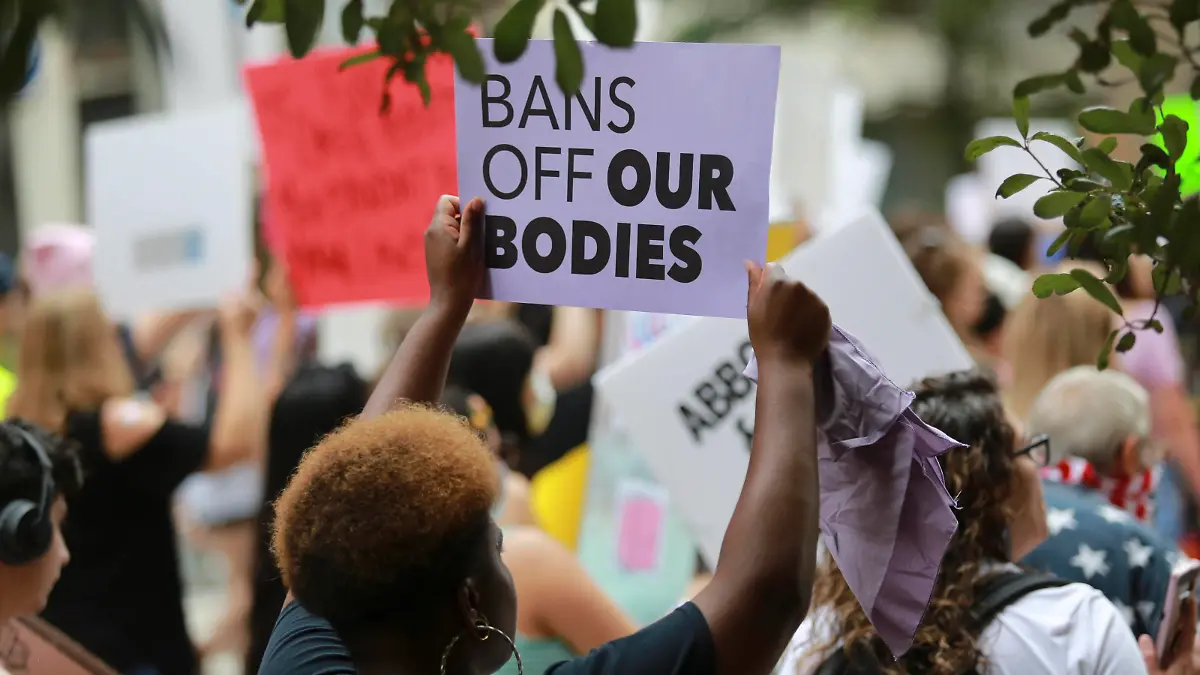  Thousands Of Houstonians March To City Hall In Opposition Of Texas Abortion Ban On Saturday, October 2nd at 9am, Womens Marches took place across the country. In Houston, Texas, police shut down roads and thousands of protestors marched from Discovery Green Park to City Hall in opposition of Senate Bill 8, the controversial bill that bans all abortion in Texas after six weeks of pregnancy. The march was lead by many important social leaders in the city including Congresswoman Sylvia Garcia and later the Mayor of Houston, Sylvester Turner, who spoke after the march. Houston United States mathalone-notitle211002_npKje PUBLICATIONxNOTxINxFRA Copyright: xReginaldxMathalonex