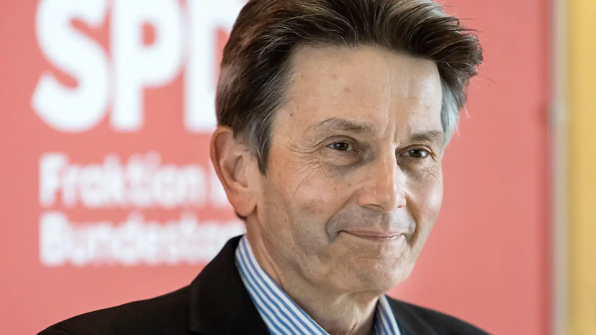 ARCHIV - 04.05.2021, Berlin: Rolf Mützenich, Vorsitzender der SPD-Bundestagsfraktion, äußert sich vor der Sitzung der SPD-Bundestagsfraktion im Deutschen Bundestag. (zu dpa "Bundestagspräsident? - Mützenich fühlt sich geehrt") Foto: Bernd von Jutrczenka/dpa +++ dpa-Bildfunk +++