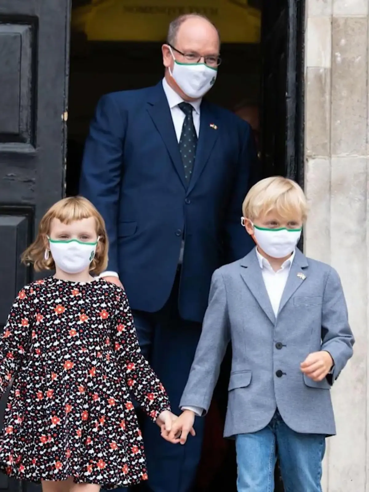 Bild zu: "Fürst Albert mit den Zwillingen in Dublin"