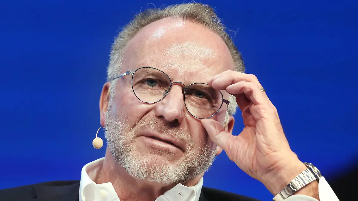 ARCHIV - 29.01.2020, Nordrhein-Westfalen, Düsseldorf: FC Bayern München, Vorstandsvorsitzender des FC Bayern München, beantwortet auf dem SpoBis-Kongress Fragen. (zu dpa: "Rummenigge fordert bundesweit einheitliche Lösung für Fan-Zulassung") Foto: Roland Weihrauch/dpa +++ dpa-Bildfunk +++