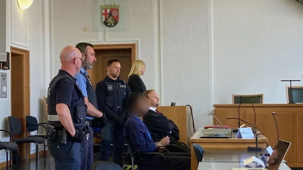 Der Verurteilte Liban M. trägt Hand- und Fußfesseln im Landgericht Frankenthal.