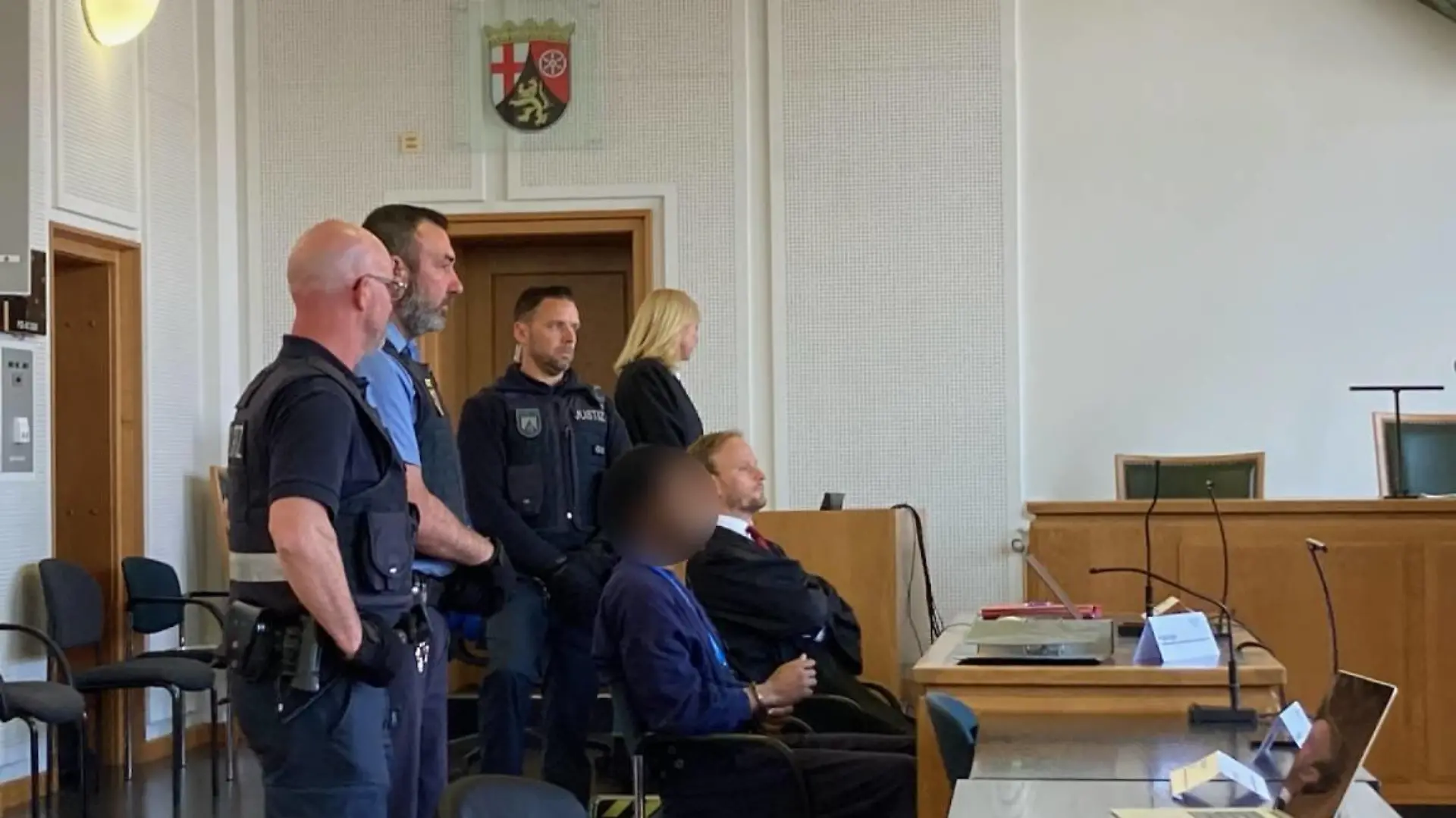 Der Verurteilte Liban M. trägt Hand- und Fußfesseln im Landgericht Frankenthal.