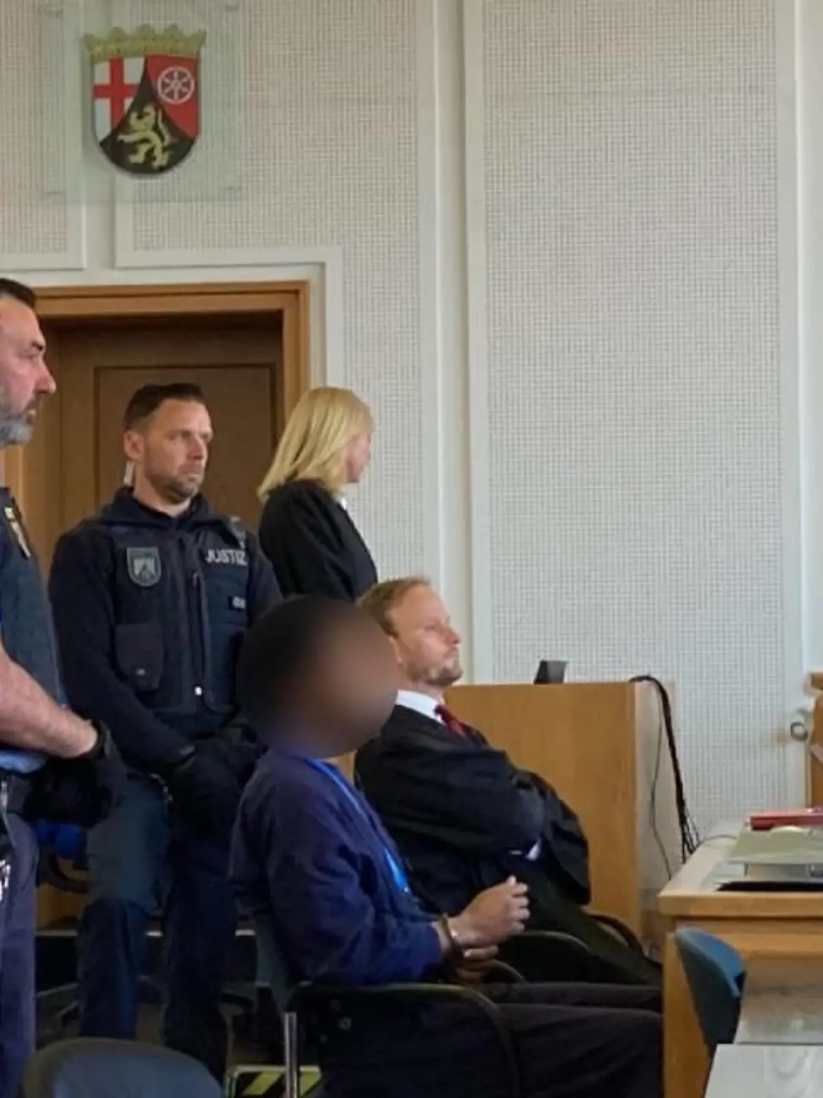 Der Verurteilte Liban M. trägt Hand- und Fußfesseln im Landgericht Frankenthal.
