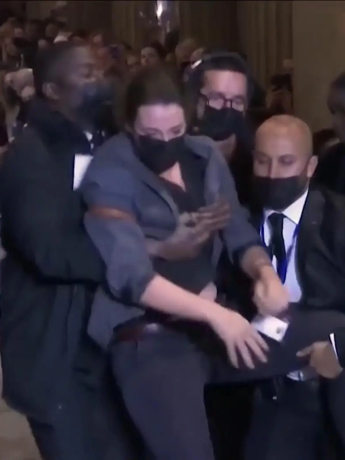 Bei der Modenschau von Louis Vuitton in Paris mischt eine Klimaaktivistin den Laufsteg auf.