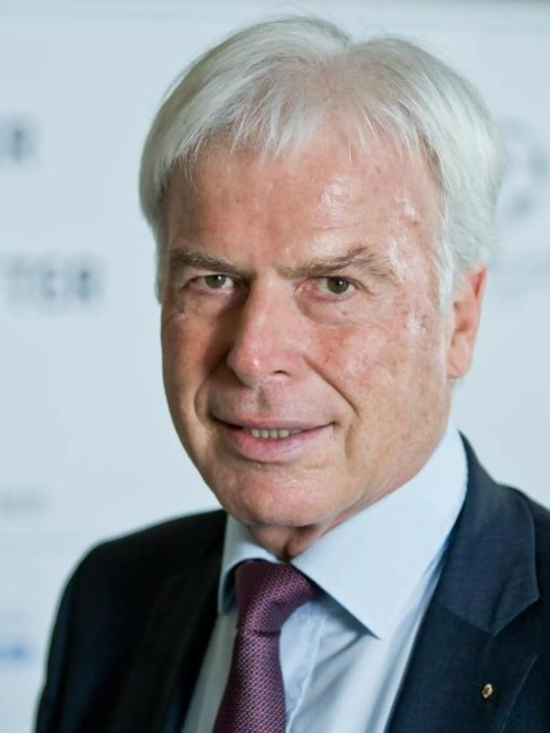 Rainer Holzschuh sieht, dass immer weniger Sportjournalisten an der Wahl des Fußballer des Jahres mitmachen. Foto: Daniel Karmann