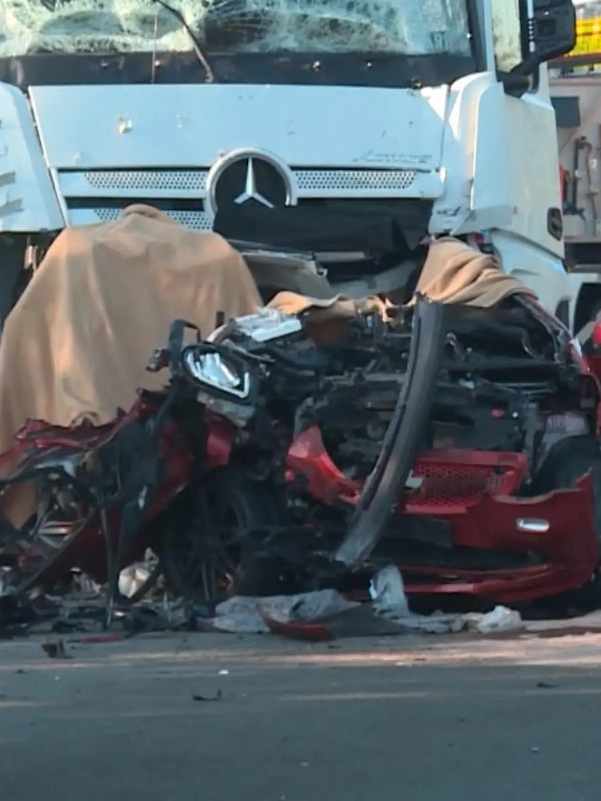 Am Donnerstag ist es auf der Autobahn 261 bei Tötensen zu einem schrecklichen Verkehrsunfall gekommen.