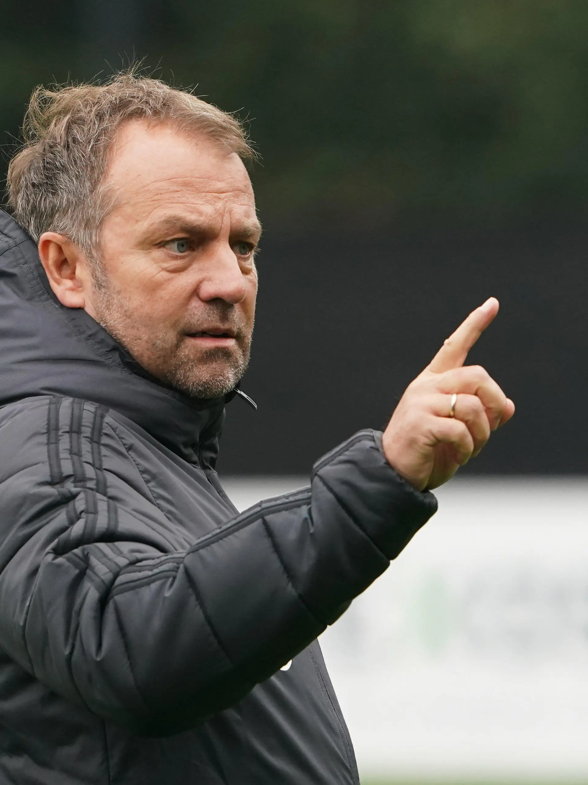 05.10.2021, Hamburg: Fußball: Nationalmannschaft, Training vor dem WM-Qualifikationsspiel gegen Rumänien. Bundestrainer Hansi Flick gestikuliert. Foto: Marcus Brandt/dpa +++ dpa-Bildfunk +++