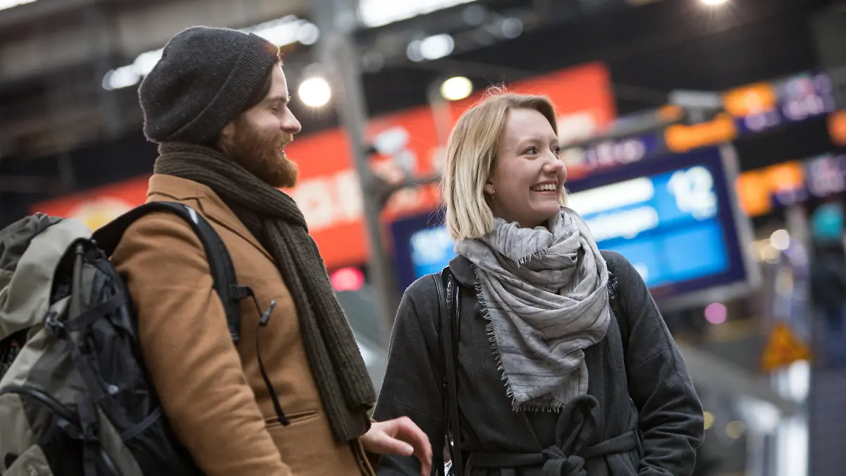 ILLUSTRATION - Ein Paar steht am 28.03.2018 in Hamburg an einem Bahnsteig und wartet auf den Zug (gestellte Szene). Foto: Christin Klose || Modellfreigabe vorhanden