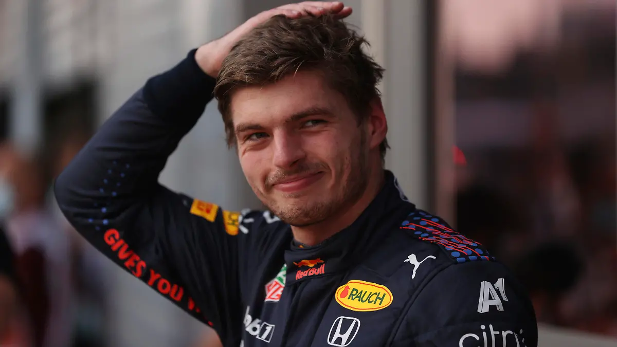 10.09.2021, Italien, Monza: Motorsport: Formel-1-Weltmeisterschaft, vor dem Grand Prix von Italien, Qualifying: Max Verstappen aus den Niederlanden vom Team Red Bull Racing lächelt nach dem Qualifying. Das Rennen um den Großen Preis von Italien findet am 12.09.2021 statt. Foto: Lars Baron/POOL GETTY/AP/dpa +++ dpa-Bildfunk +++