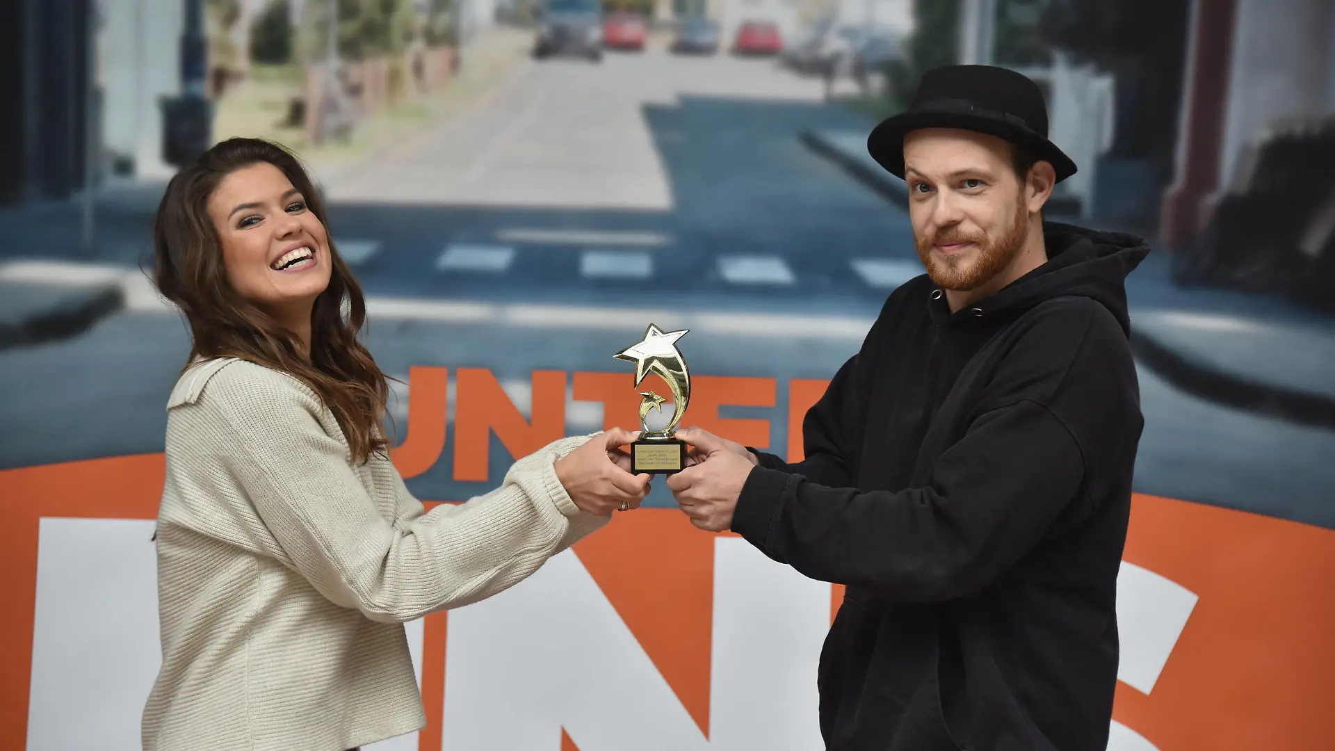 Schauspieler Sharon Berlinghoff und Patrick Müller erhalten einen Preis als Sieger der Unter uns Starwahl 2021. Vergeben wird der Preis jährlich vom Fanclub der RTL Serie *** Actors Sharon Berlinghoff and Patrick Müller receive a prize as winners of the Unter uns Starwahl 2021 The prize is awarded annually by the fan club of the RTL series