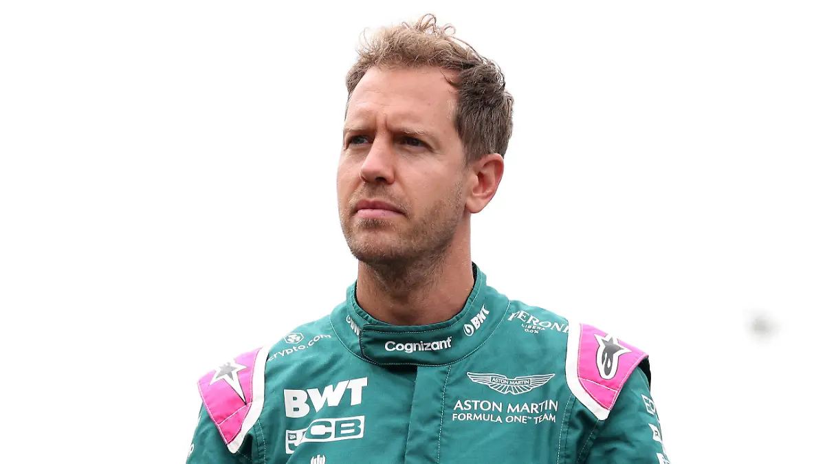 ARCHIV - 15.07.2021, Großbritannien, Towcester: Motorsport: Formel-1-Weltmeisterschaft, vor dem Grand Prix von Großbritannien, Vorbereitungen: Sebastian Vettel aus Deutschland vom Team Aston Martin F1 im Fahrerlager. (Zu dpa "Keine Technik-Neuheiten für Vettel - «Großartige Erinnerungen» an Spa") Foto: Bradley Collyer/PA Wire/dpa +++ dpa-Bildfunk +++