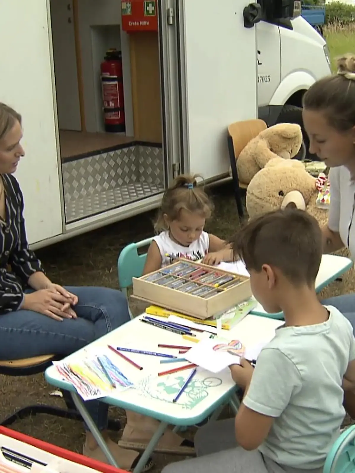 Theresa Saup und Jana Roth reisen mit ihrem Kita-Mobil durch ganz Hessen, um Kindern aus Zirkusfamilien einen ganz normalen Tag im Kindergarten zu bereiten.
