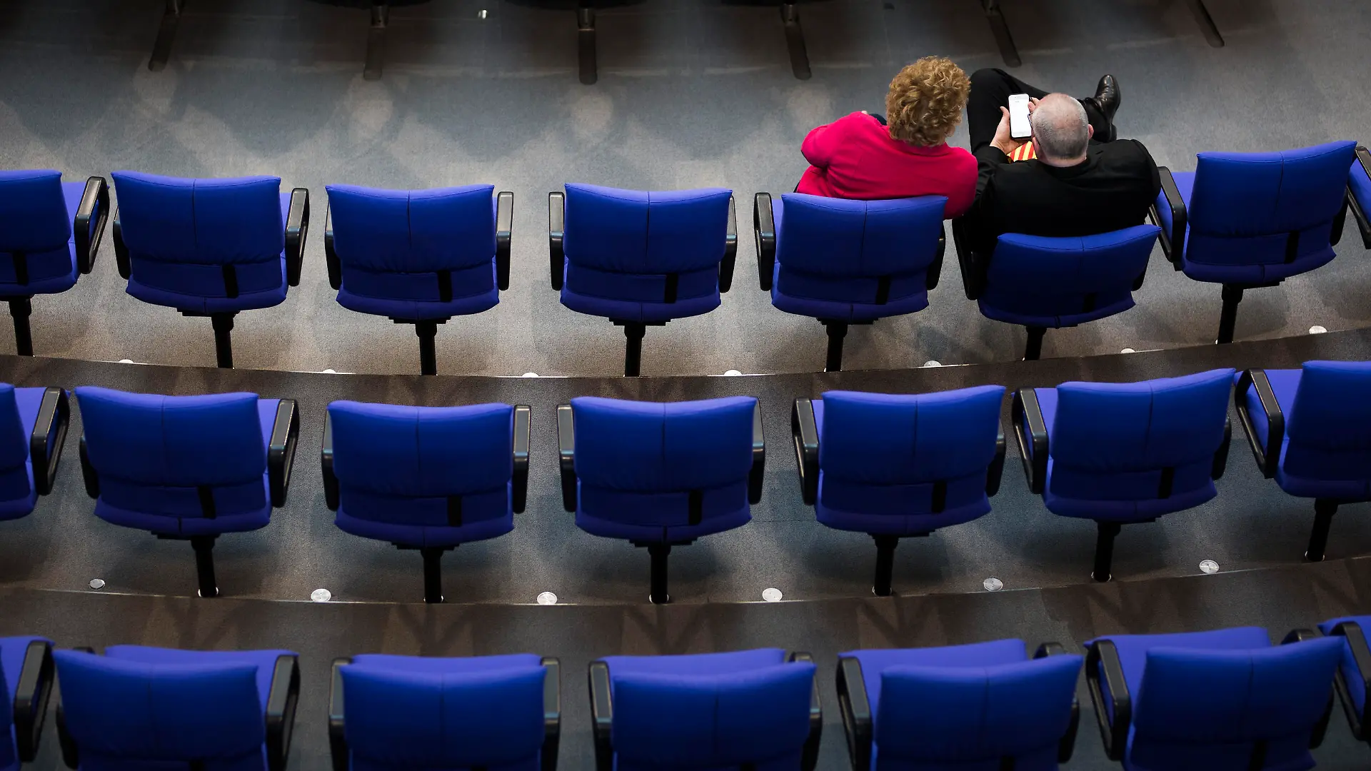 Zwei Abgeordnete sitzen in den leeren Sitzreihen im Deutschen Bundestag in Berlin, 28.02.2018. Copyright: Florian Gaertner/ picture alliance/photothek