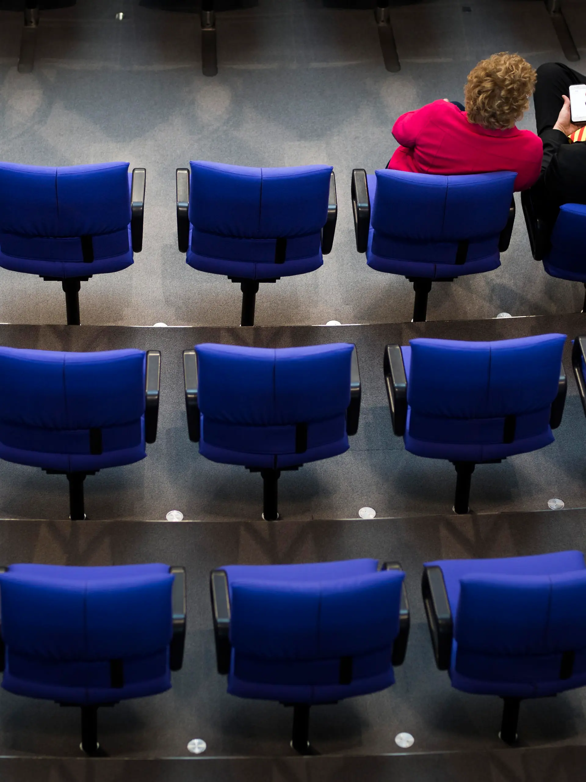 Zwei Abgeordnete sitzen in den leeren Sitzreihen im Deutschen Bundestag in Berlin, 28.02.2018. Copyright: Florian Gaertner/ picture alliance/photothek