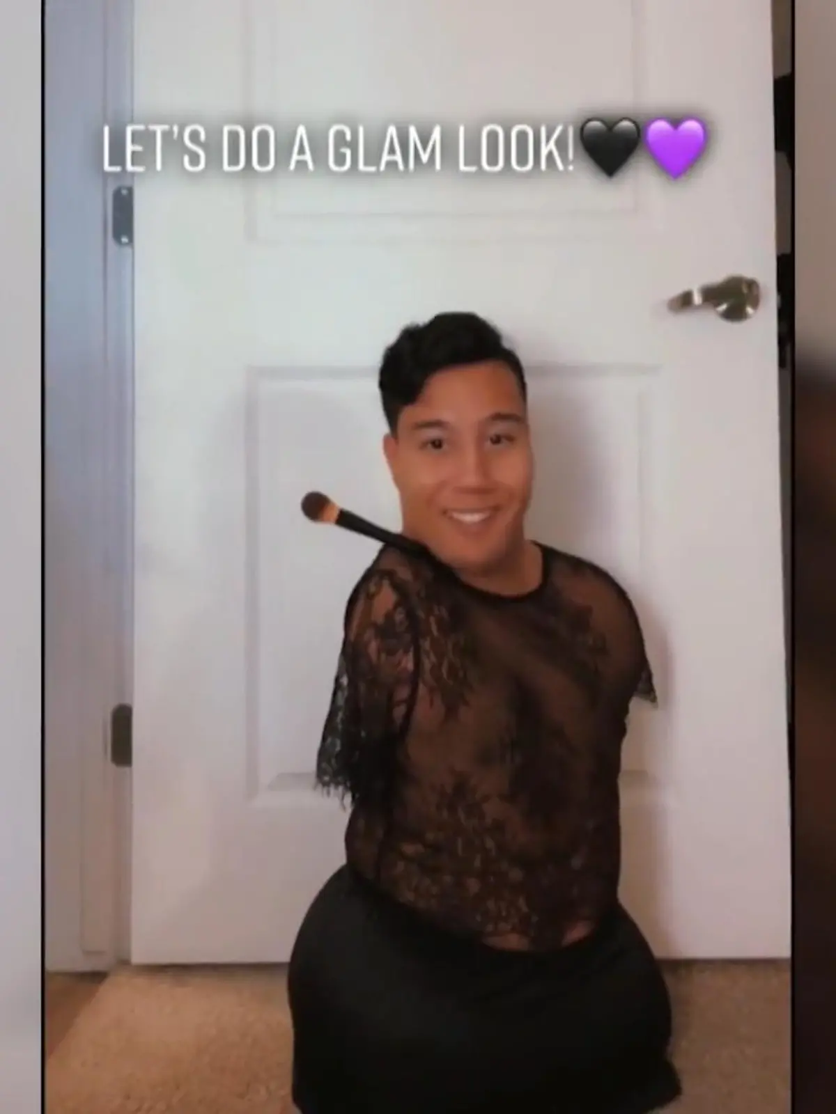 Scheinbar mühelos schafft es dieser Mann, ohne Arme eine perfektes Make Up zu kreieren.