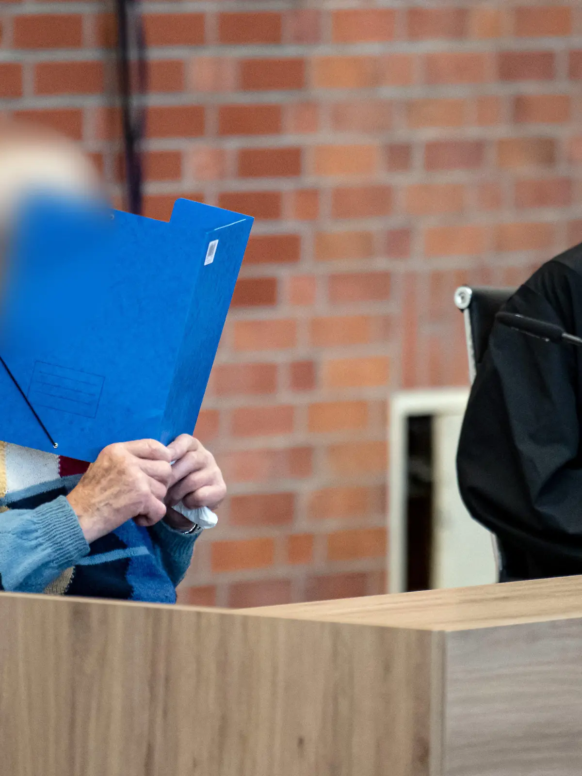 07.10.2021, Brandenburg, Brandenburg/Havel: Der angeklagte ehemalige KZ-Wachmann sitzt mit seinem Anwalt Stefan Waterkamp im Gerichtssaal. Der inzwischen 100-jährige Angeklagte soll zwischen 1942 und 1945 im Konzentrationslager Sachsenhausen nahe Berlin wissentlich und willentlich Hilfe zur Ermordung von Lagerinsassen geleistet haben, heißt es in der Anklage. Es gehe um Beihilfe zum Mord in 3518 Fällen. Foto: Fabian Sommer/dpa - ACHTUNG: Der Angeklagte wurde auf Anordnung des Gerichts aus rechtlichen Gründen gepixelt +++ dpa-Bildfunk +++
