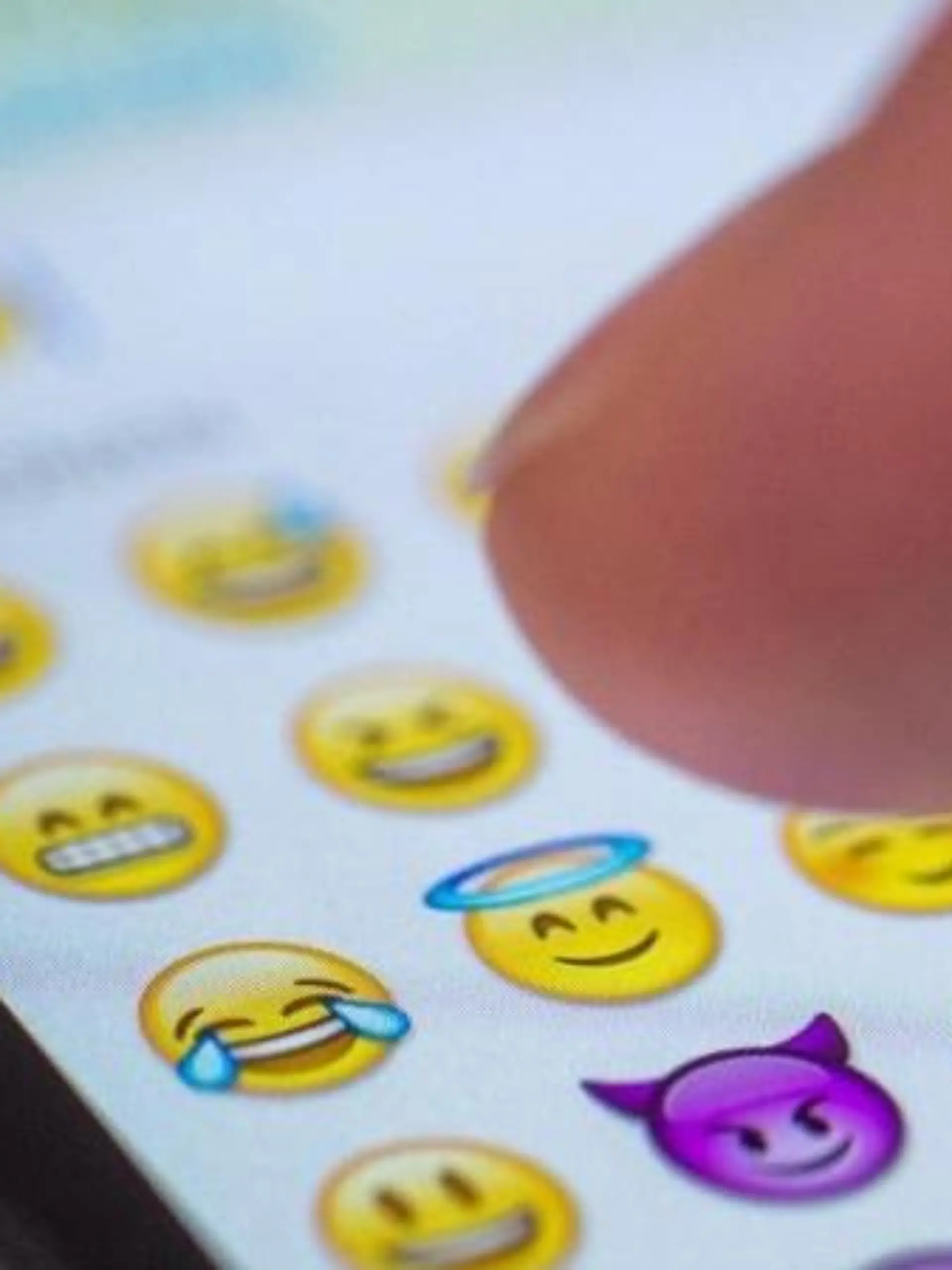 Die Whatsapp-Emojis: Hinter Nachrichten, die animierte Smileys versprechen, steckt eine Abofalle. Foto: Matthias Balk
