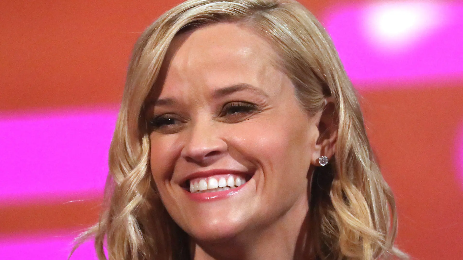 ARCHIV - 31.10.2019, Großbritannien, London: US-Schauspielerin Reese Witherspoon ist in der Aufzeichnung der "Graham Norton Show" von BBC zu Gast. Witherspoon verbindet ihre Leidenschaft für Country-Musik mit einem neuen Projekt. Mit ihrer Firma Hello Sunshine soll die Schauspielerin für den Streamingdienst Apple TV+ die Show «My Kind of Country» produzieren. (zu dpa "Reese Witherspoon mischt in Country-Wettbewerb für Apple TV+ mit") Foto: Isabel Infantes/PA Wire/dpa +++ dpa-Bildfunk +++
