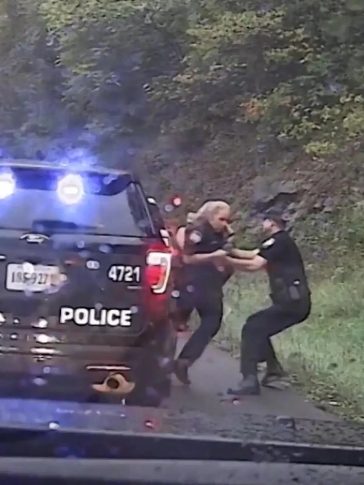 Nur durch die blitzschnelle Reaktion eines Kollegen hat eine US-Polizistin einen Verkehrsunfall unversehrt überlebt