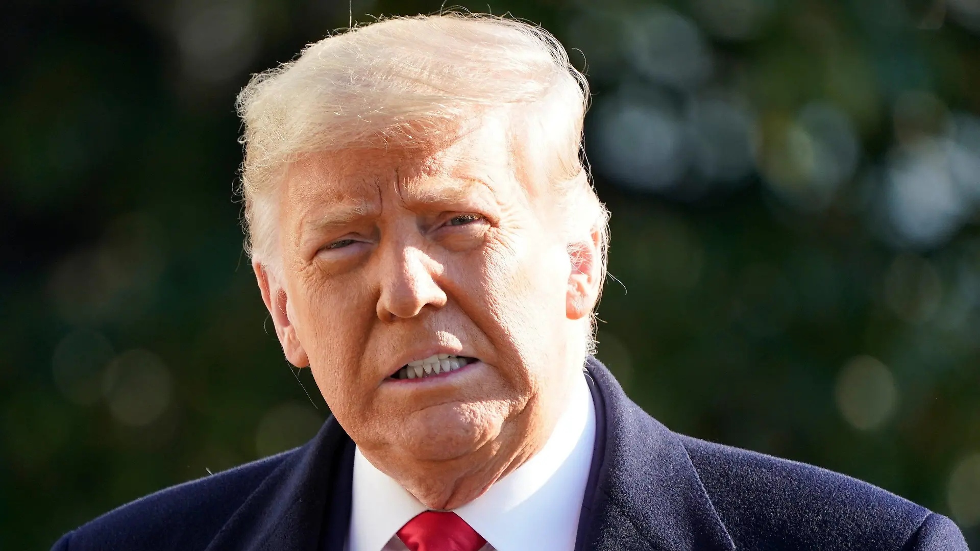 ARCHIV - 12.01.2021, USA, Washington: Donald Trump, damaliger Präsident der USA, spricht mit Pressevertretern vor dem Weißen Haus. Der frühere US-Präsident Donald Trump hat es in diesem Jahr erstmals seit einem Vierteljahrhundert nicht auf die «Forbes»-Liste der 400 reichsten Amerikaner geschafft. Foto: Gerald Herbert/AP/dpa +++ dpa-Bildfunk +++
