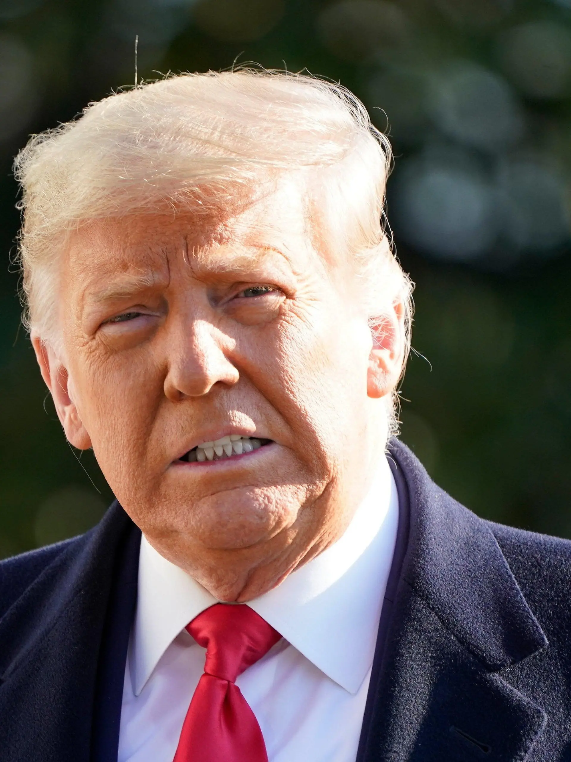 ARCHIV - 12.01.2021, USA, Washington: Donald Trump, damaliger Präsident der USA, spricht mit Pressevertretern vor dem Weißen Haus. Der frühere US-Präsident Donald Trump hat es in diesem Jahr erstmals seit einem Vierteljahrhundert nicht auf die «Forbes»-Liste der 400 reichsten Amerikaner geschafft. Foto: Gerald Herbert/AP/dpa +++ dpa-Bildfunk +++