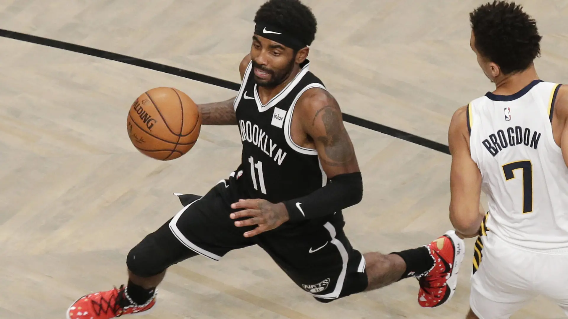  Brooklyn Nets Kyrie Irving drives to the basket past Indiana Pacers Malcolm Brogdon in the first half at Barclays Center on Wednesday, October 30, 2019 in New York City. PUBLICATIONxINxGERxSUIxAUTxHUNxONLY NYP20191030132 JOHNxANGELILLO